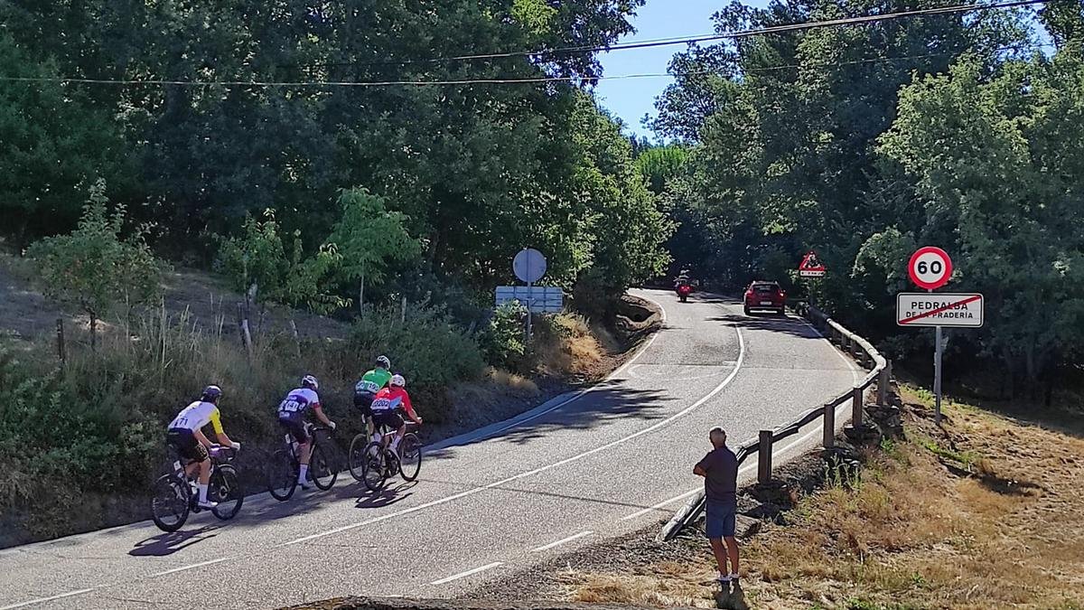 Ciclistas en Pedralba